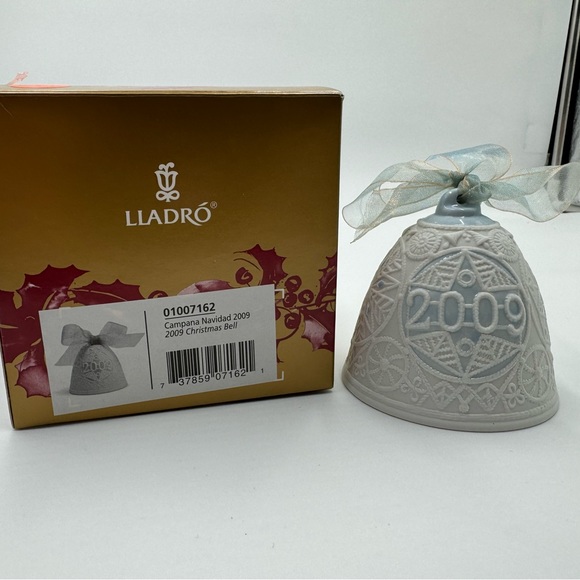 2009 Lladro Christmas bell in mint/new condition with original box. - Picture 1 of 2